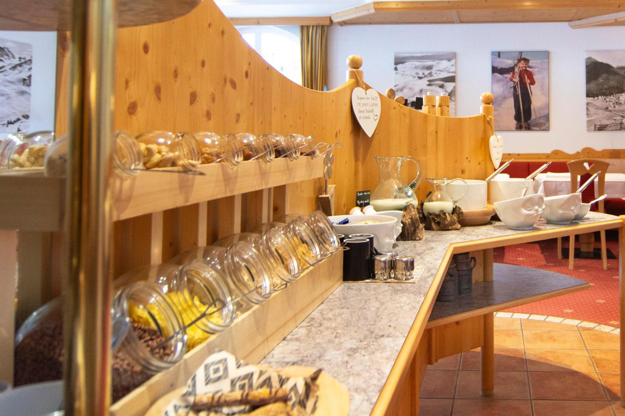 Hotel Garni Alpenhof Ишгль Экстерьер фото