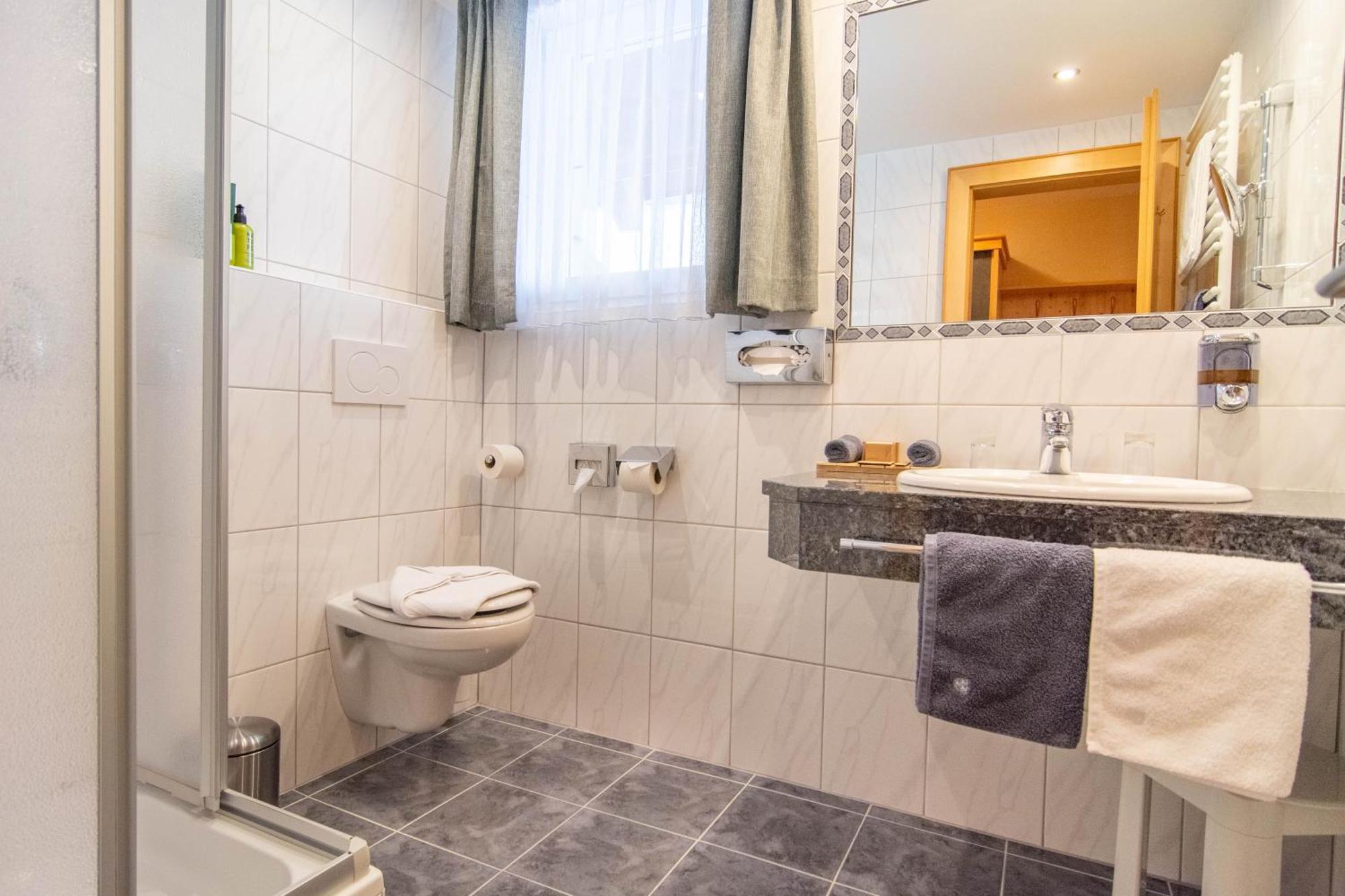 Hotel Garni Alpenhof Ишгль Экстерьер фото